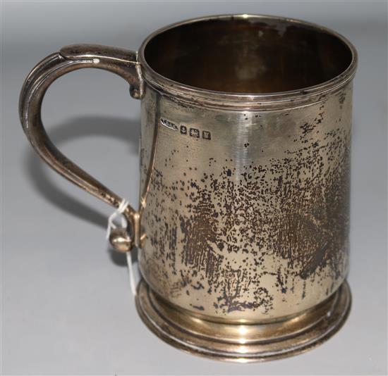 A 1940s silver mug by Thomas Ducrow & Sons, Birmingham, 1945, 13.5 oz.